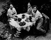 Chagall-and-Family,-Paris-1.t.jpg