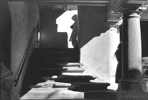 henri_cartier_bresson_mexico_1964_mans_shadow_girl_leaning